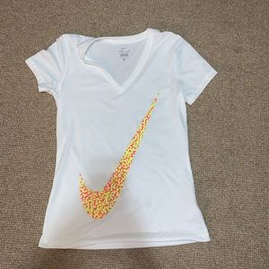 Women’s white nike t-shirt